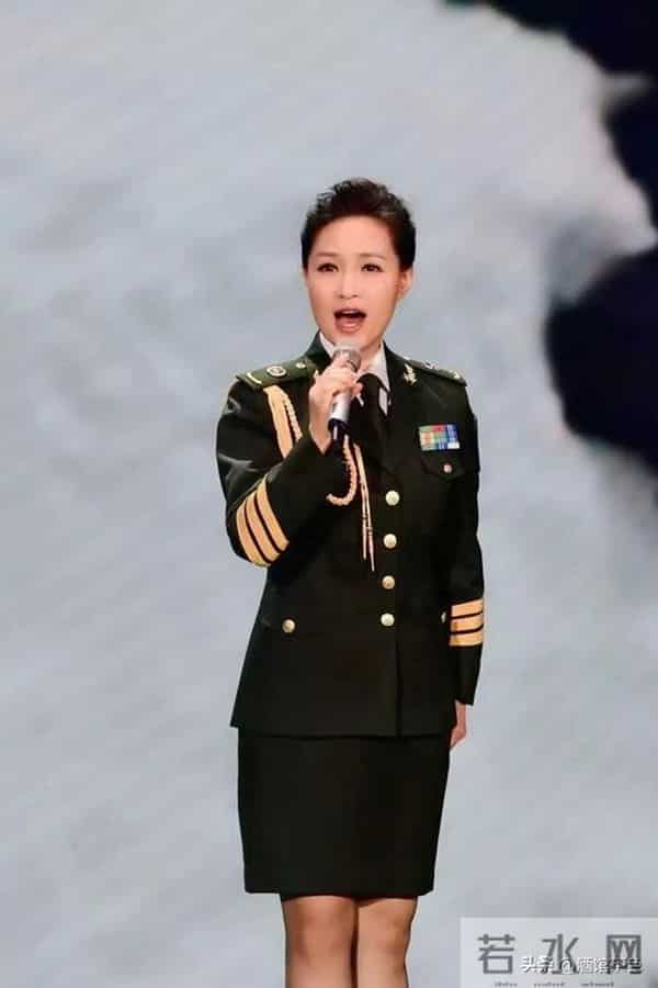 他俩原来是夫妻,她是著名歌唱家,12次上春晚,丈夫是企业董事长