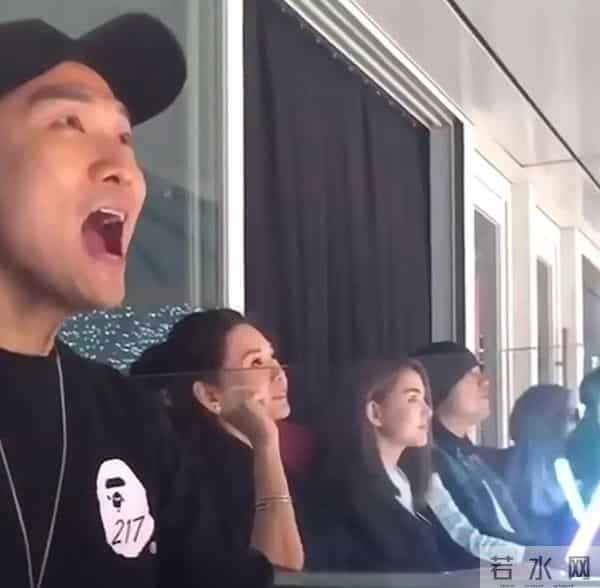 邱淑贞和昆凌坐一起看张学友演唱会，邱淑贞扎高马尾比昆凌漂亮！