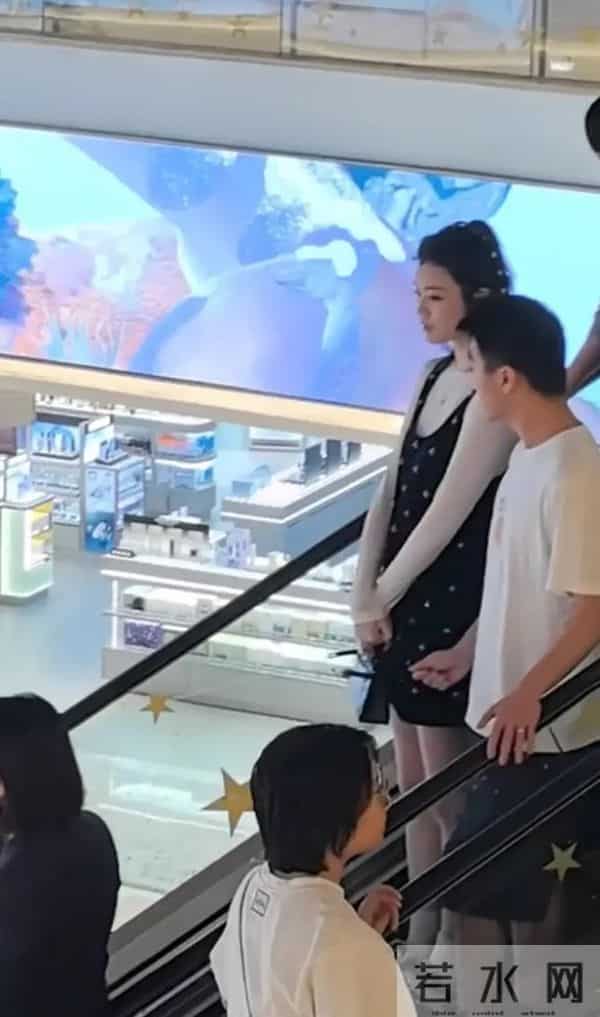 奚梦瑶凸肚疑似怀第三胎,与何猷君甜蜜现身,同行还有奶奶梁安琪