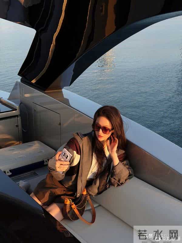 美爆了!刘亦菲旅游游艇新照 身穿LV系列高调奢华 减肥成功重返巅峰