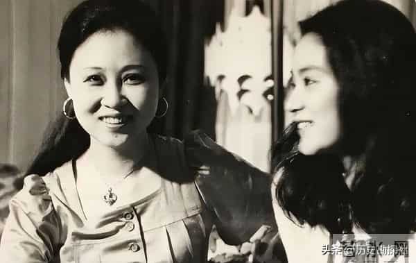 琼瑶和丈夫平鑫涛，在昆明石林旅游时，一张珍贵的合影，很浪漫