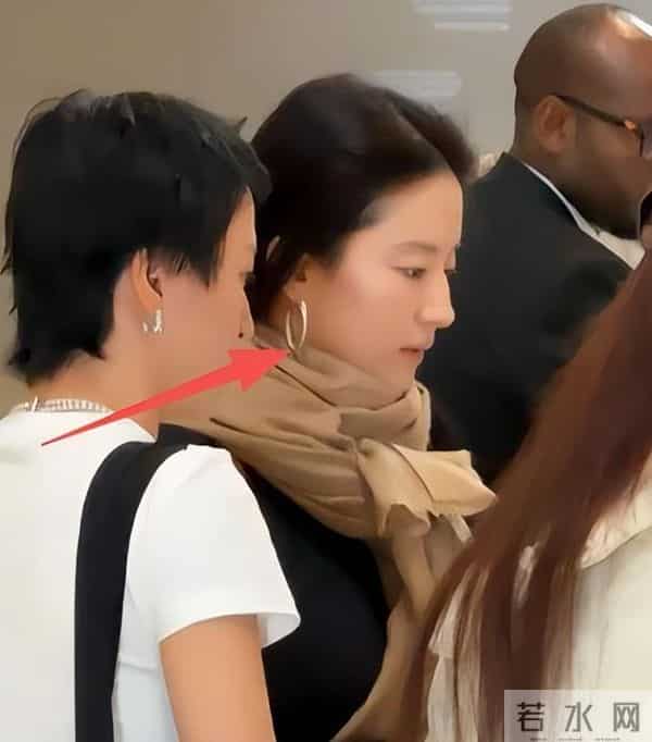 刘亦菲现身阿联酋，离开美颜滤镜，真实状态曝光，两条腿尤为吸睛