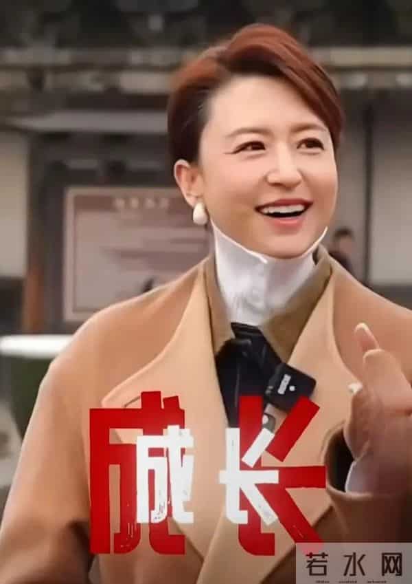 张蕾现身平遥，驼色大衣配高领衫，气质温婉，颜值在线