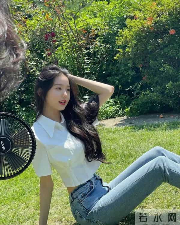 张元英牛仔裤很有青春的味道,鲜美