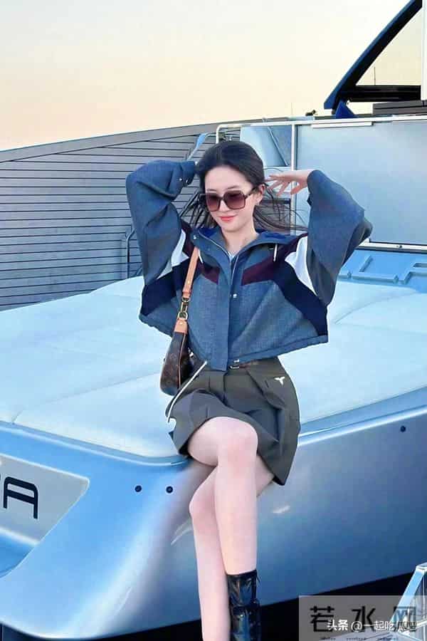 神仙姐姐刘亦菲身穿路易威登外套和短裙现身游艇，又御又酷！