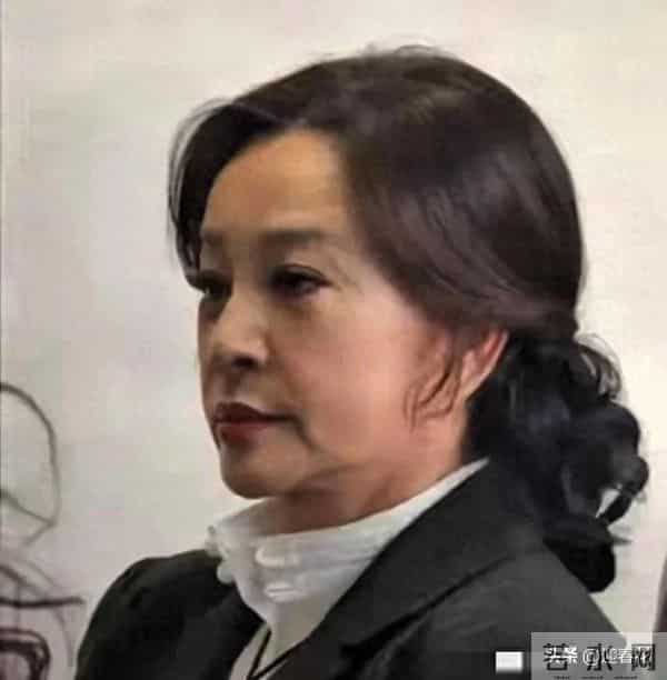 这才是刘晓庆最真实的模样!褪去修饰后的状态自然又舒展