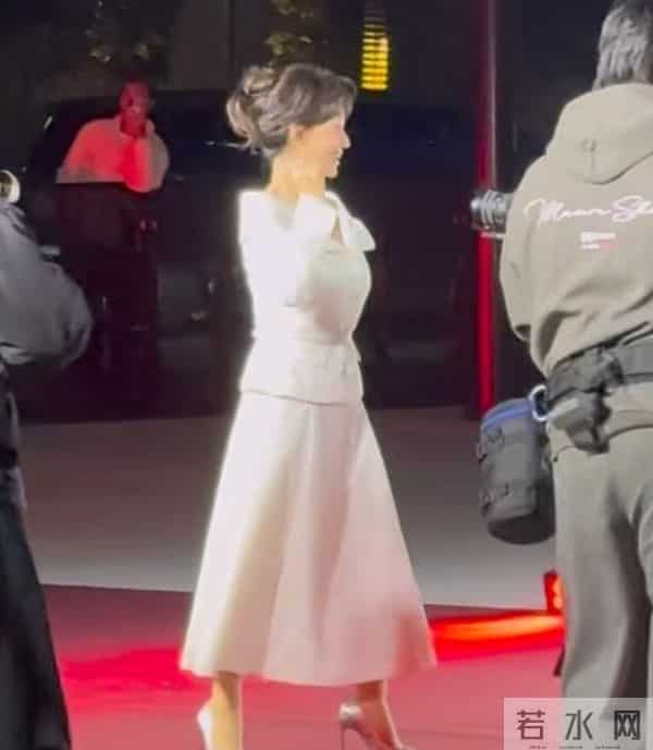 上海红毯太真实，谭卓脸肿，吉娜大小胸成谜，赵雅芝深V险走光