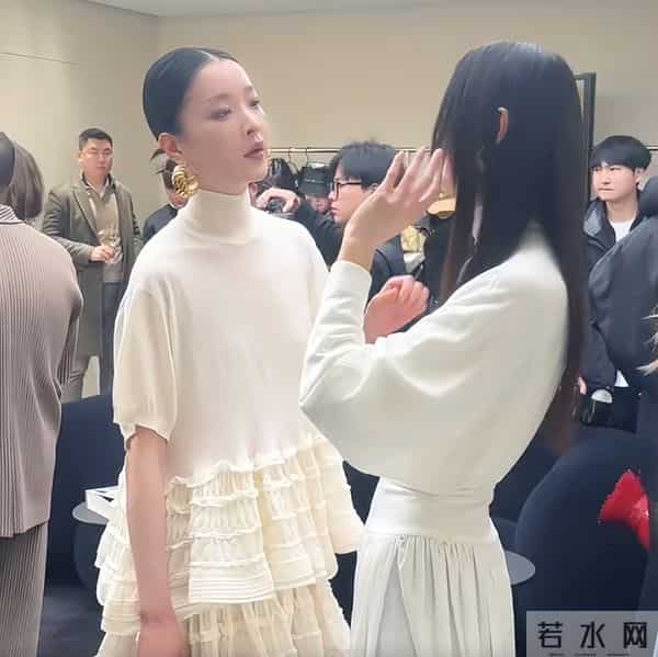 北京酒会“见光死”，高清镜头暴露真实颜值，吉娜“假胸”太尴尬