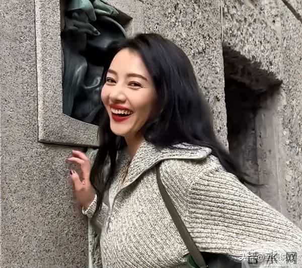 46岁高圆圆米兰街头放飞!没人认出素颜狂拍，生图状态看呆路人