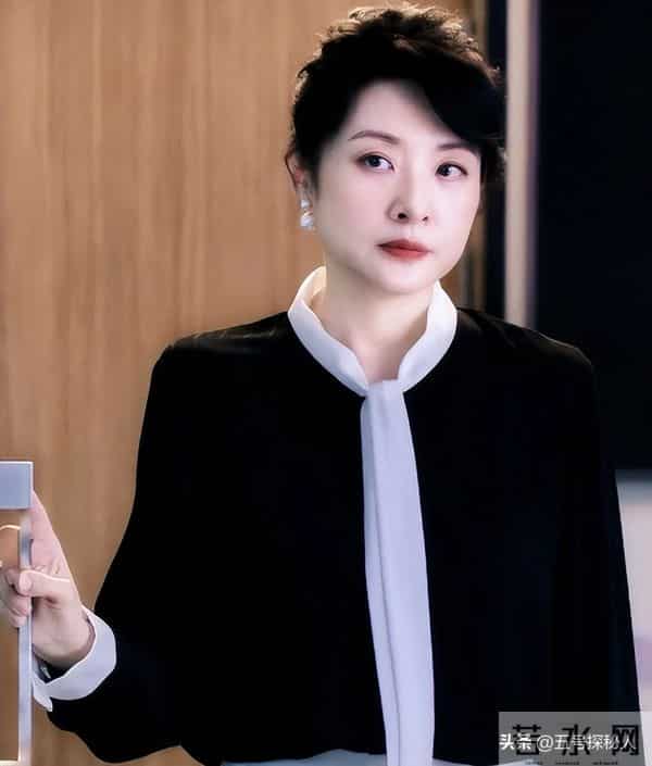 她“抛弃”前夫再嫁百亿富豪，从央视辞职8年，今56岁跨行当演员