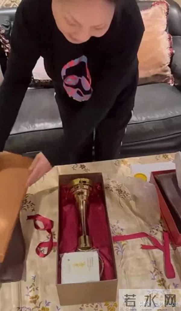 S妈手捧金钟奖落泪，大S相框旁放杂物引争议，爱与不爱真的很明显