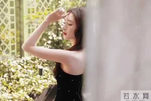 江疏影脚踩黑色一字带高跟凉鞋,大秀白皙美腿玉足