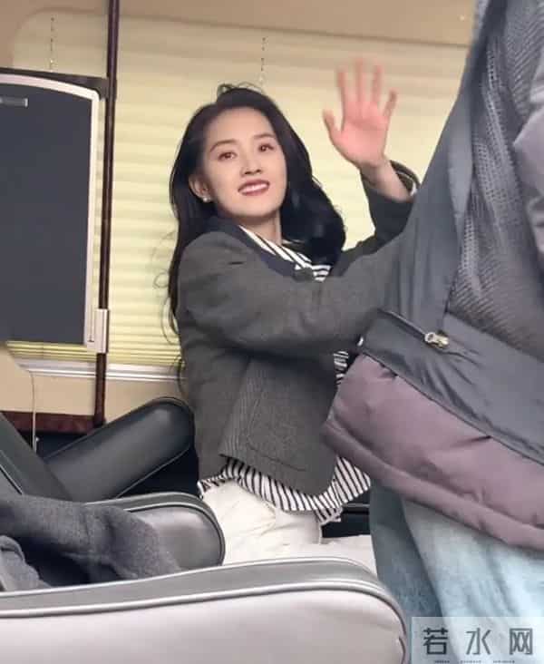 “短剧女王”郭宇欣真实颜值曝光,方脸龅牙大粗腿,26岁模样成熟