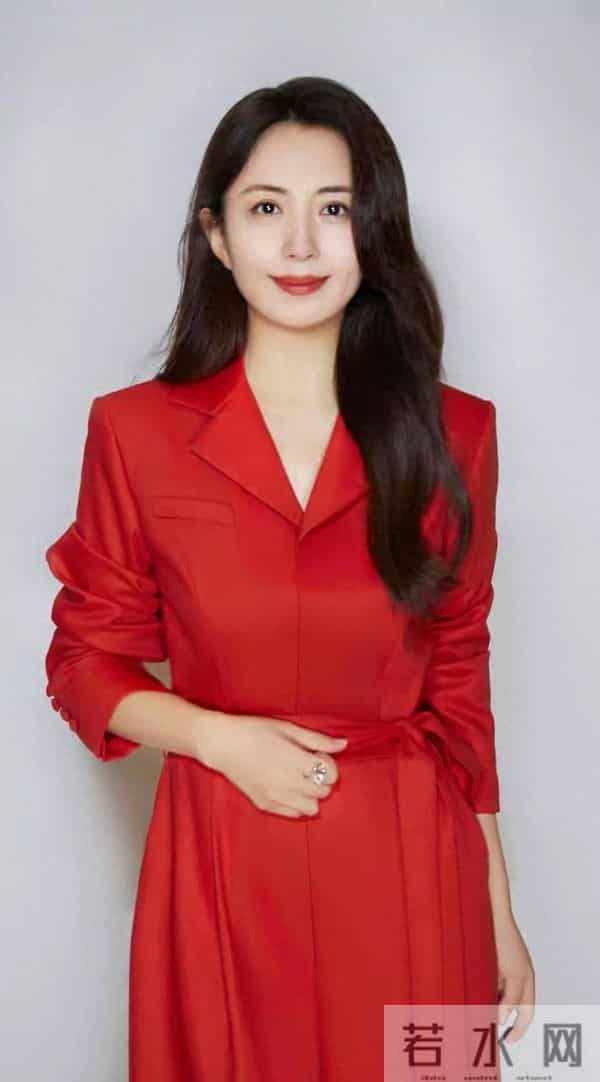 穿红色连衣裙的杨童舒