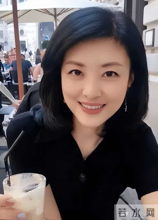 她“抛弃”前夫再嫁百亿富豪，从央视辞职8年，今56岁跨行当演员