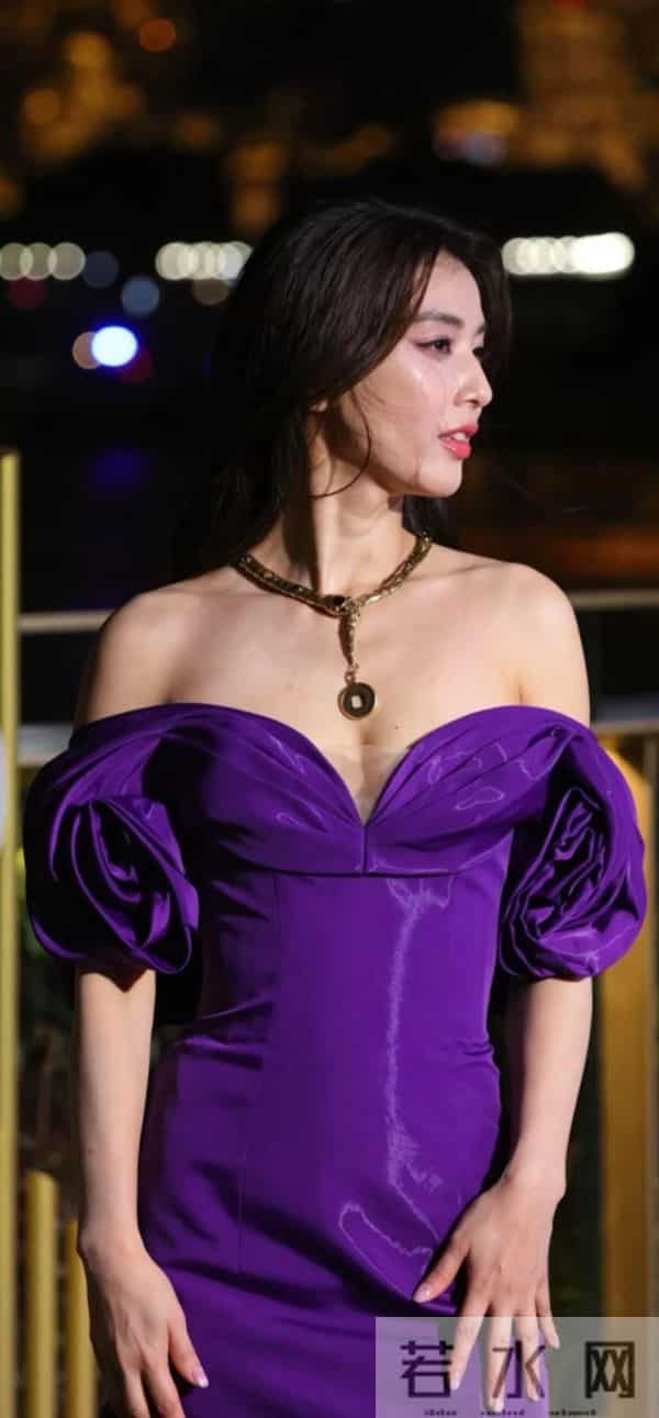 黄圣依紫裙惊艳全场,深V设计展现完美身材,四十岁仍美得不像话