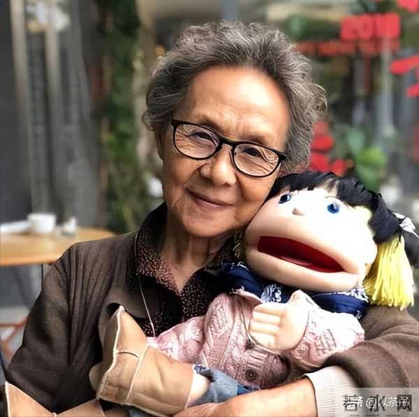 87岁吴彦姝没想到，丈夫和父母去世后，名校博士的外孙成她的依靠