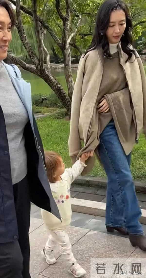 43岁王鸥没想到,低调生下的2岁女儿,如今竟让自己“口碑暴增”