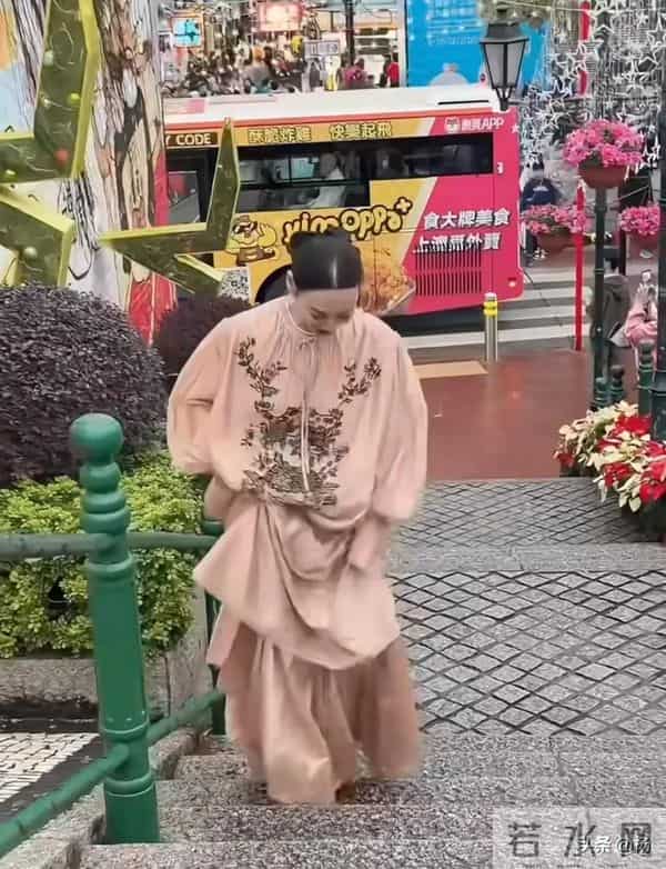 65岁惠英红澳门被偶遇，新中式连衣裙精美华丽，整体造型一言难尽