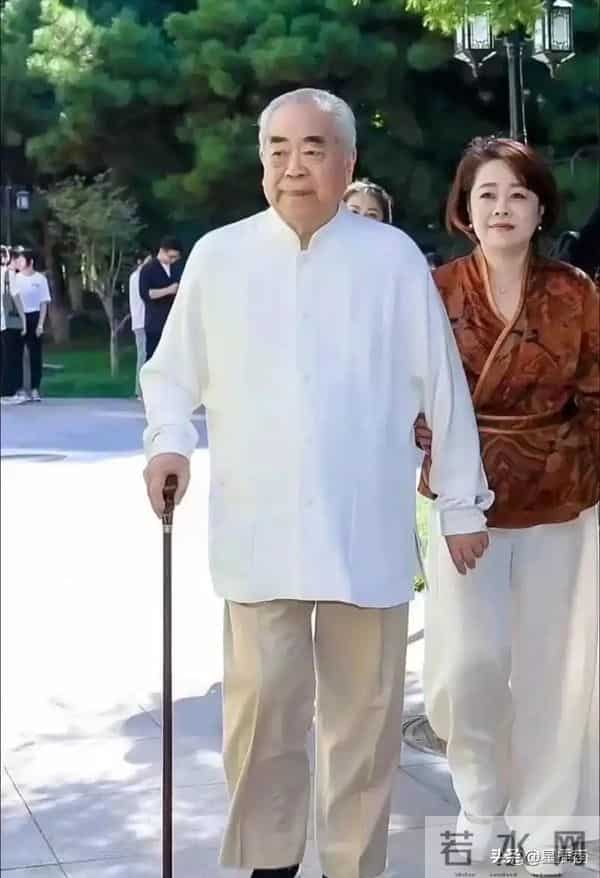 87岁书画大师范曾宣布喜得独子同时宣布与亲女儿继子断绝关系