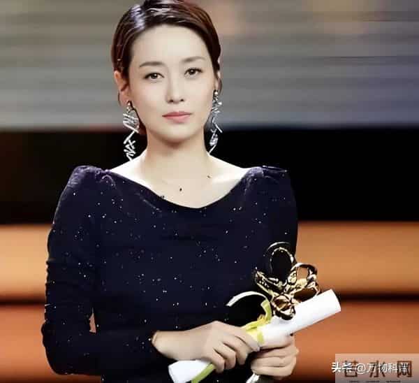 马伊琍参加上戏80周年校庆,文章话剧演出,腰伤复发