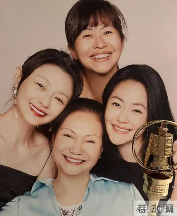 S妈手捧金钟奖落泪，大S相框旁放杂物引争议，爱与不爱真的很明显