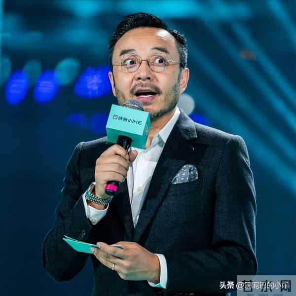 51岁汪涵现状-常年居住在长沙,穿人字拖嚼槟榔,大烟斗不离身