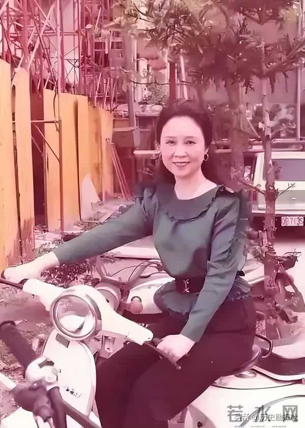 琼瑶和丈夫平鑫涛，在昆明石林旅游时，一张珍贵的合影，很浪漫