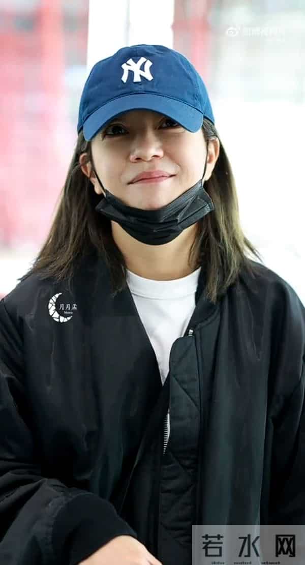 封杀4年后，赵薇带3个助理现身北京机场，脸小一圈引猜测：想复出