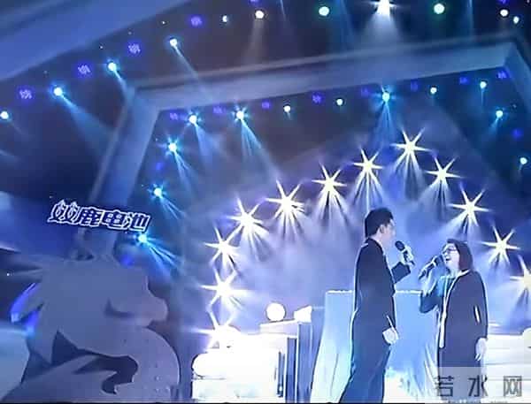 嫁大自己18岁的音乐家，丈夫葬礼却没有露面，如今儿子成她的骄傲