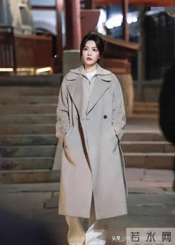 蔡文静换风格后气质大变!穿燕麦灰大衣+米色直筒裤,简约又高级