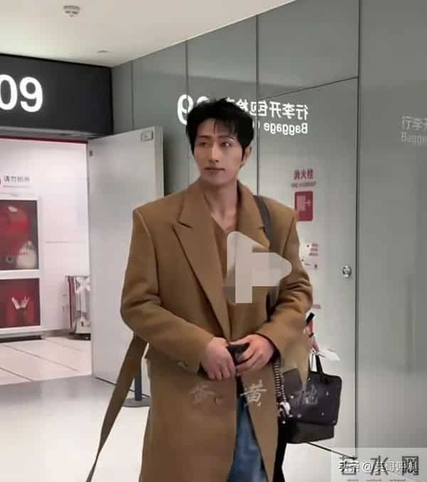 王凯沐机场被偶遇，素颜状态让人意外，女助理跟周杰伦是“同款”