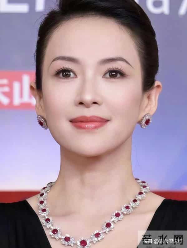 红毯成"照妖镜"!章子怡假发尴尬,孙俪深V险走光,黄轩没存在感