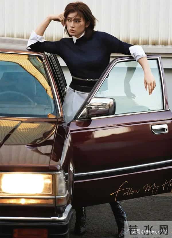 吴艳妮最新杂志大片,身材肌肉保持真好,随便一个动作都美翻了