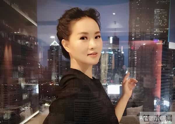 他俩原来是夫妻,她是著名歌唱家,12次上春晚,丈夫是企业董事长