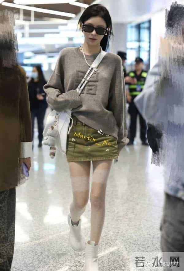 张予曦机场路透,肉丝美腿十分吸睛,这不妥妥的福利吗!