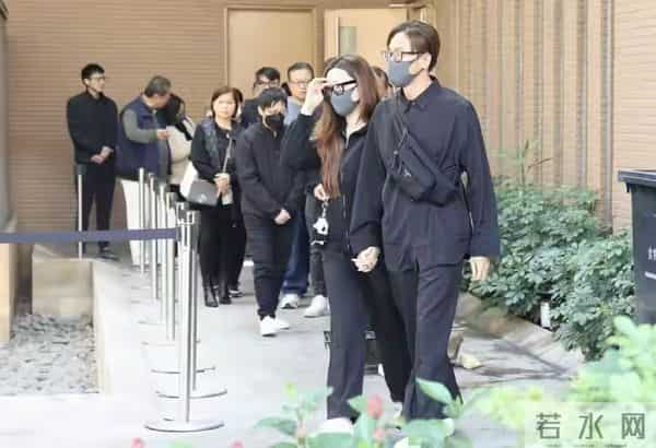 突发！马国明父亲离世，出殡过程曝光，汤洛雯搀扶着婆婆送别公公