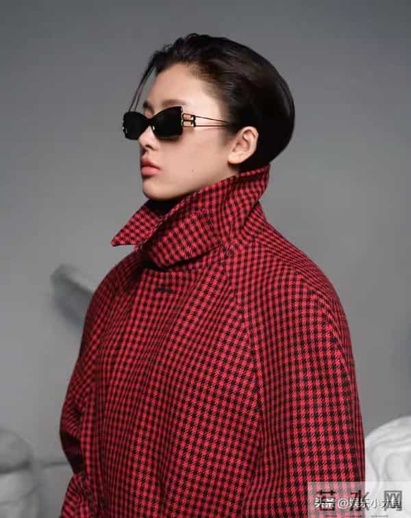 吴艳妮最新杂志大片,身材肌肉保持真好,随便一个动作都美翻了