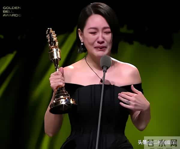 S妈手捧金钟奖落泪，大S相框旁放杂物引争议，爱与不爱真的很明显