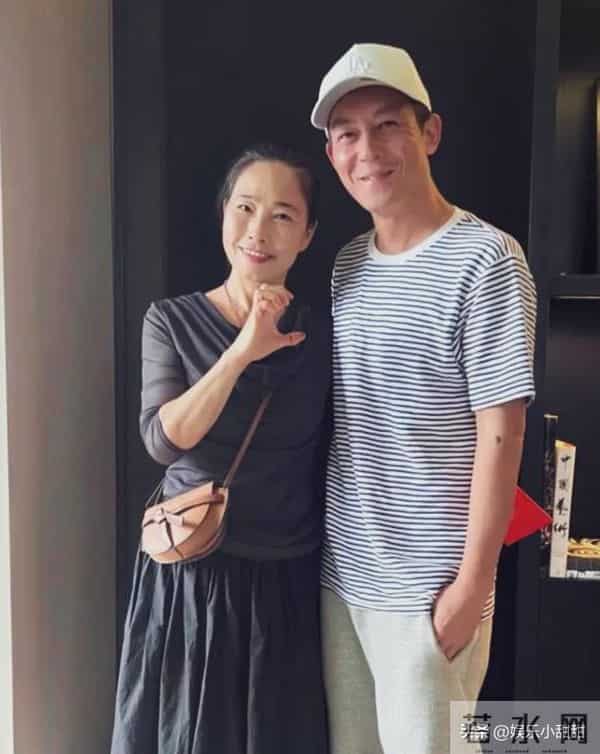 好女婿形象！陈冠希陪秦舒培河南探亲，打扮低调如邻家大叔