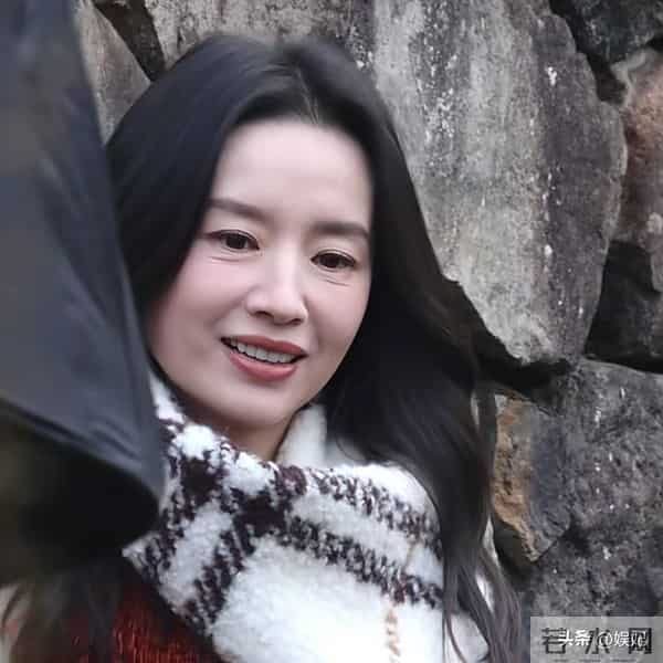 45岁董洁怼脸拍来袭!面部有细纹,有皱纹才真实,整体状态不错