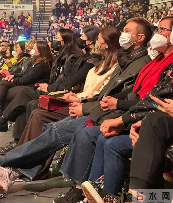 邱淑贞和昆凌坐一起看张学友演唱会，邱淑贞扎高马尾比昆凌漂亮！