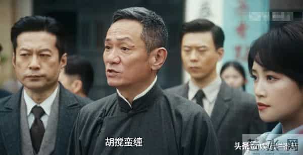 一脸苦相,眼神空洞,表情死板,没李纯的气质,谭凯也带不动她