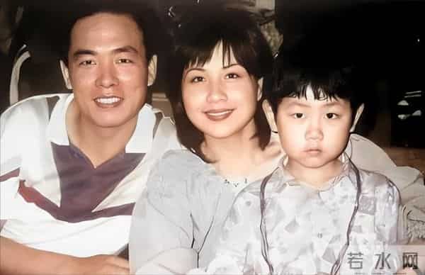 64岁蔡振华老婆，原来是她，如今演员儿子成两人的骄傲