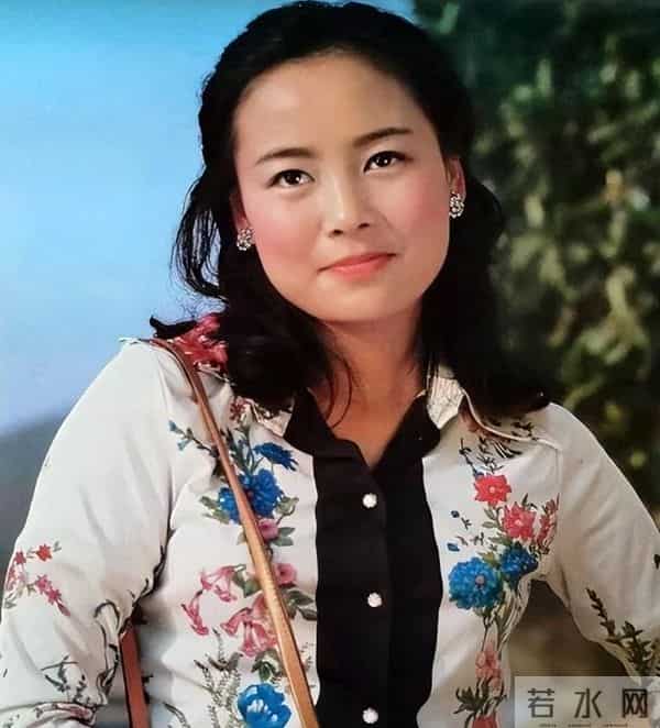 一手好牌打得稀烂！68岁无儿无女的张瑜，给内娱女星敲响了警钟