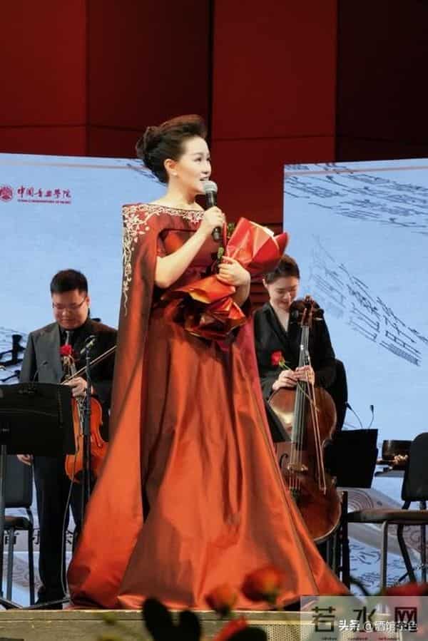 他俩原来是夫妻,她是著名歌唱家,12次上春晚,丈夫是企业董事长