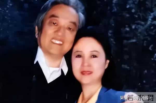 琼瑶和丈夫平鑫涛，在昆明石林旅游时，一张珍贵的合影，很浪漫