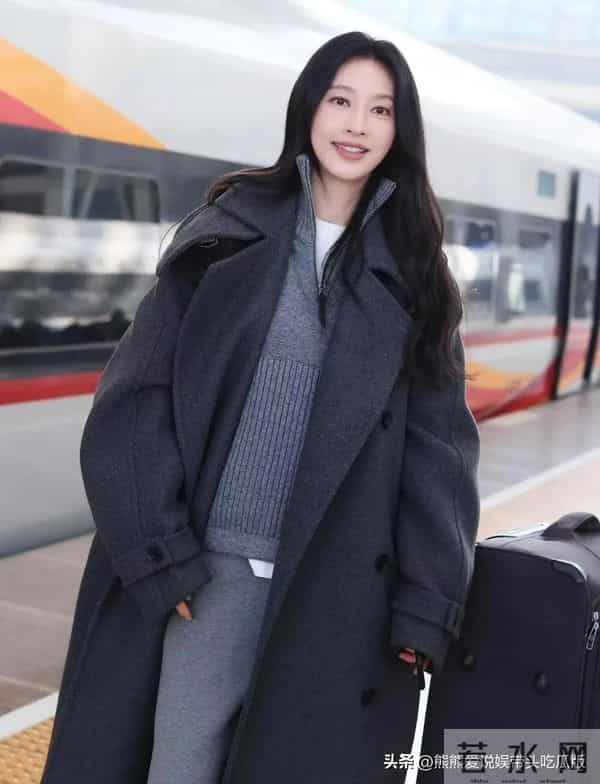 张俪的气质真是出挑!穿灰色大衣+半拉链毛衣+阔腿裤,高级又洋气