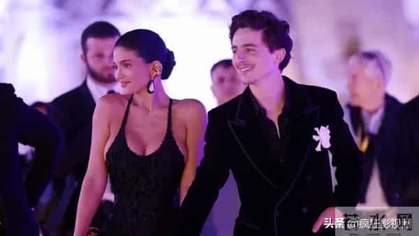 打破分手传言,甜茶高调秀恩爱,好莱坞名媛凯莉詹娜终于得手