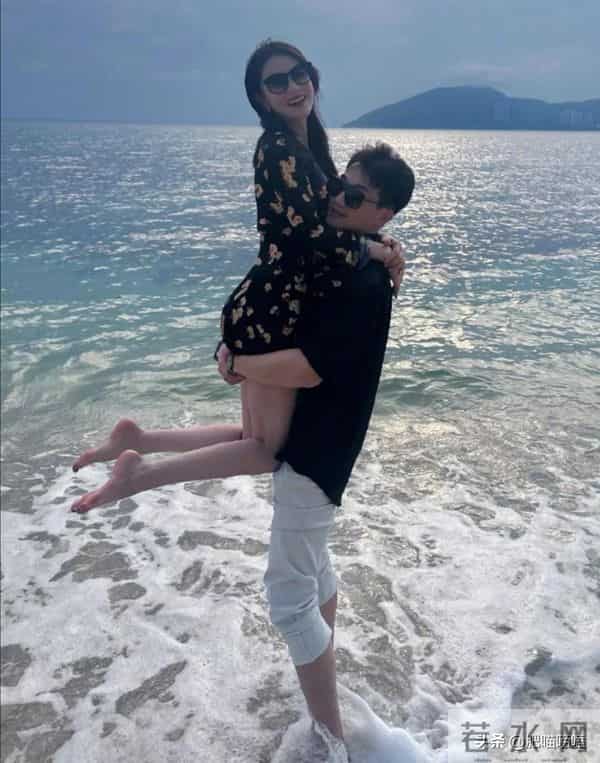 38岁张馨予晒近照,穿卫衣扎马尾似20岁,何捷真把她宠成了小女孩